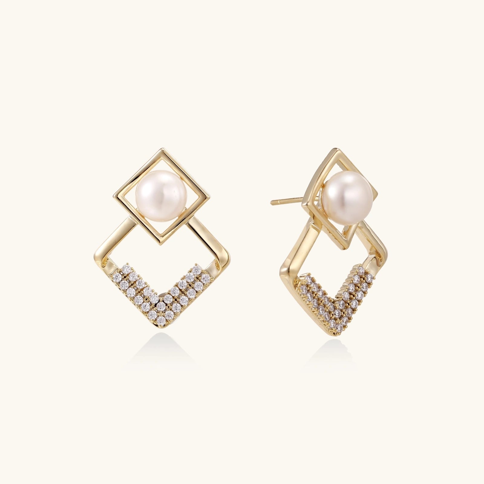  Pair of architectural pearl geometry stud earrings in 14K gold with freshwater pearl